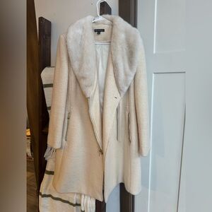 Luxurious Cream Fur-Trimmed Women's Cape